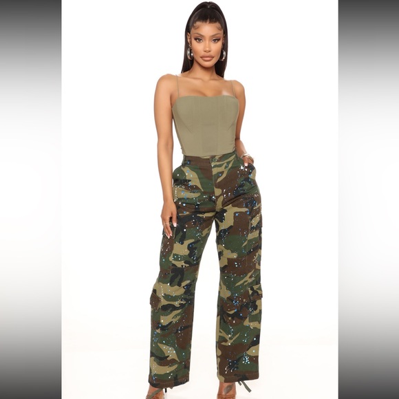 Brand new with tags, camouflage cargo style pants with paint splatter - Picture 1 of 3